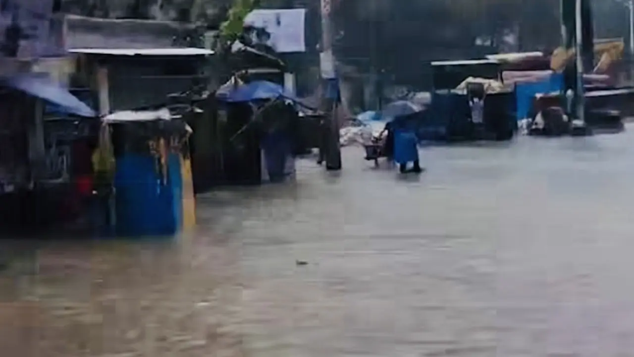 ৩০ মিলিমিটার বৃষ্টিতেই চট্টগ্রামের কাতালগঞ্জে জলাবদ্ধতা