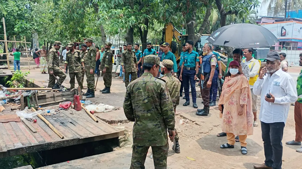 চট্টগ্রামে সড়ক ও ফুটপাত থেকে ২০০ দোকান উচ্ছেদ