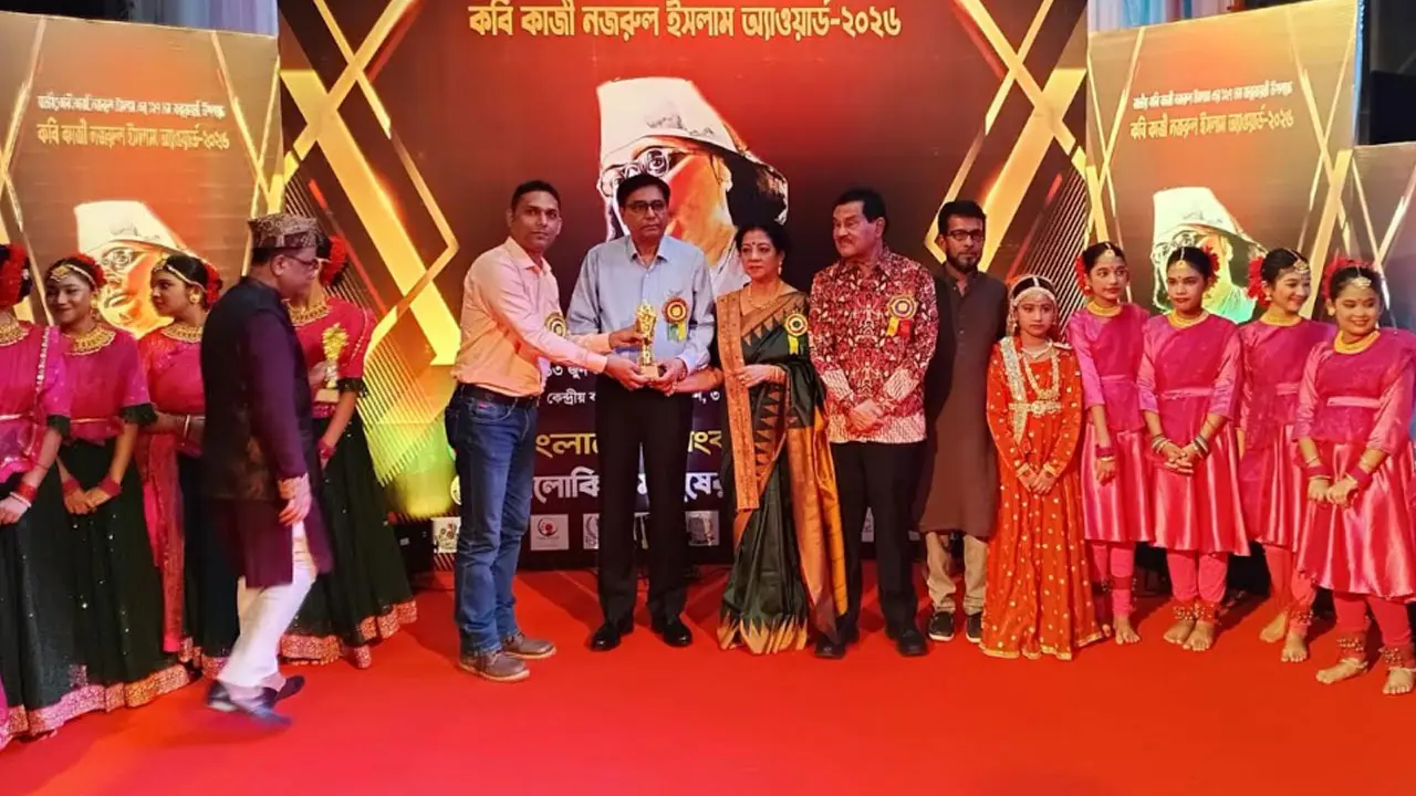 কাজী নজরুল ইসলাম গোল্ডেন অ্যাওয়ার্ড পেলেন চবি শিক্ষক জিয়াউল ইসলাম