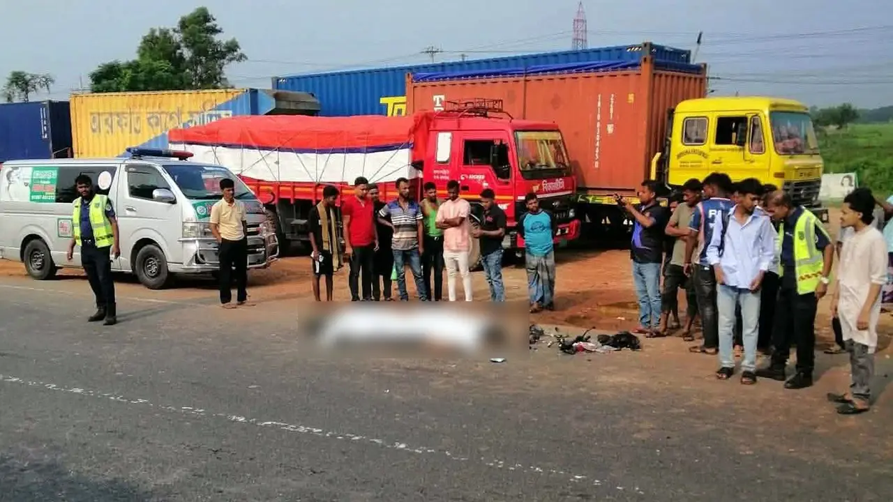 নিয়ন্ত্রণ হারিয়ে বাসের পেছনে মোটরসাইকেলের ধাক্কা, নিহত ২