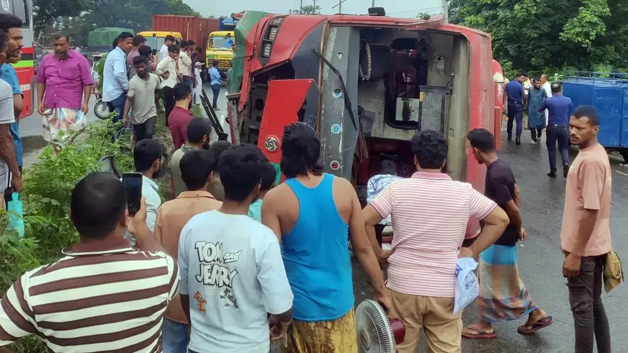 নিয়ন্ত্রণ হারিয়ে মহাসড়কে উল্টে গেল বিআরটিসি বাস, আহত ১২