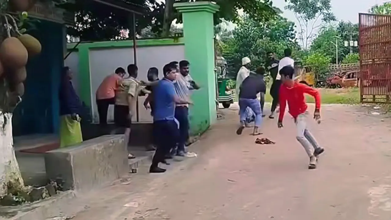 অভিযোগ দেওয়াকে কেন্দ্র করে থানার সামনে হামলা, আটক ৩