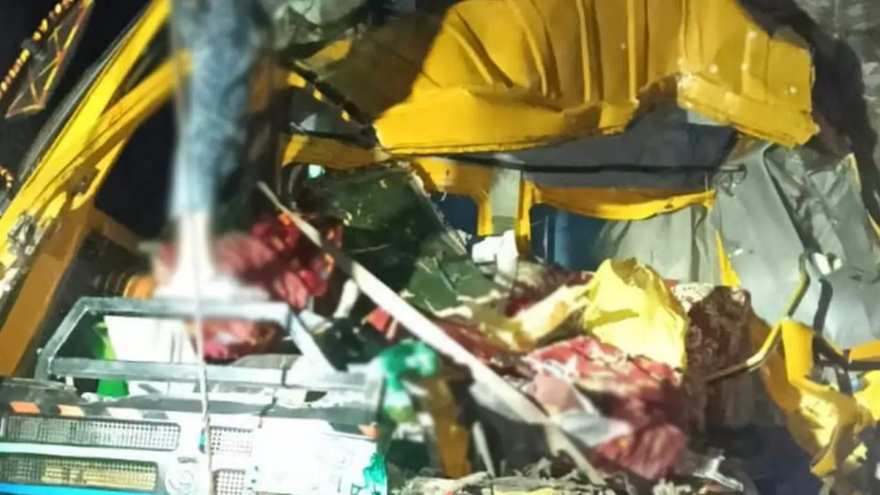 কুমিল্লায় কাভার্ডভ্যানের পেছনে ট্রাকের ধাক্কা, নিহত ২