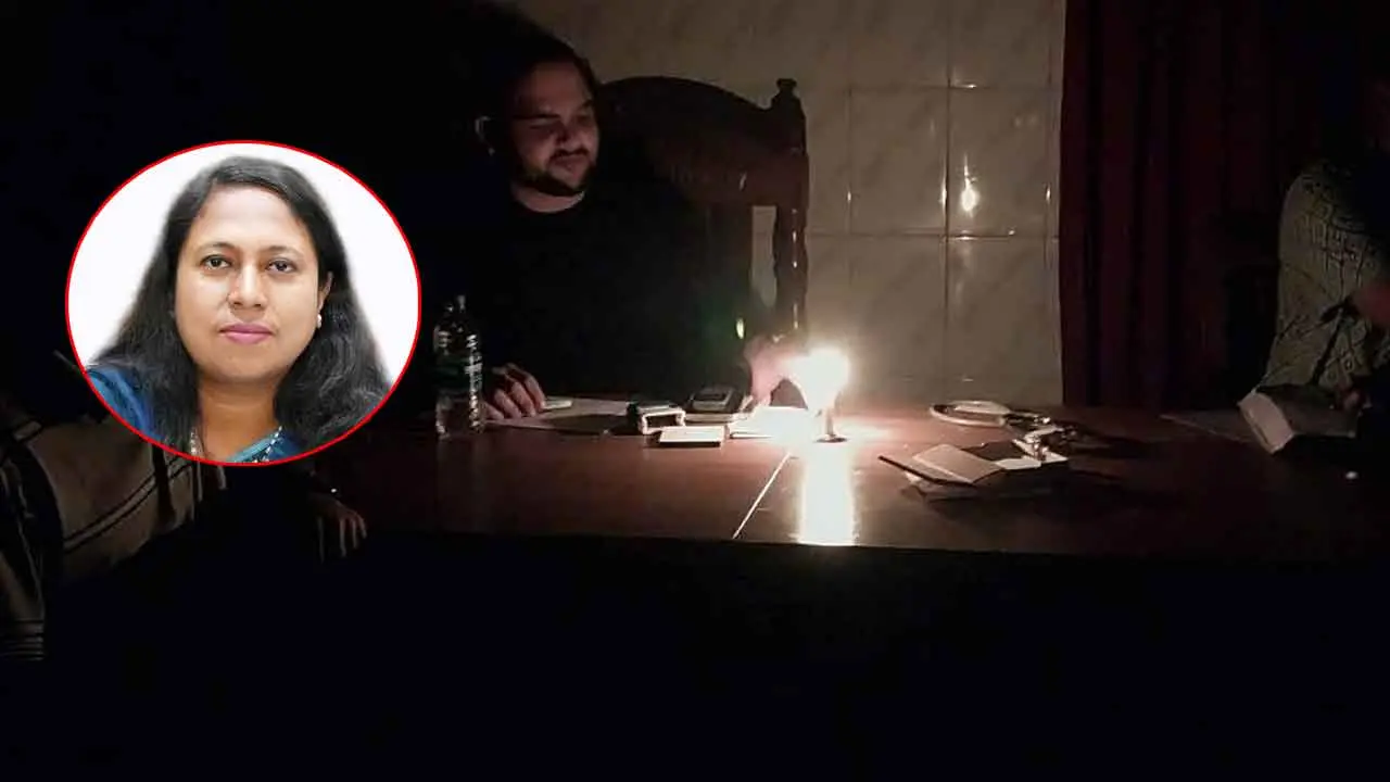 নকলায় মোমবাতির আলোয় হাসপাতালে জরুরি সেবা, ডিসির হস্তক্ষেপে সমাধান