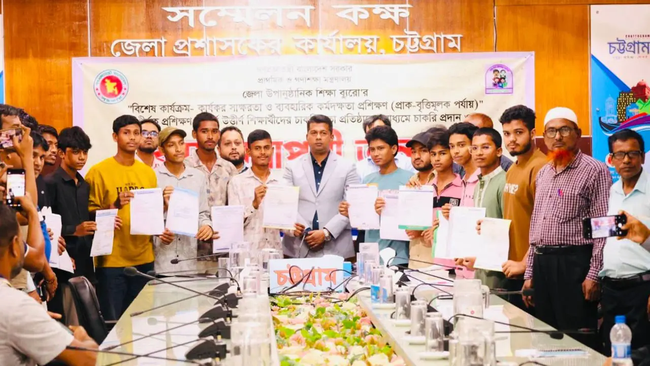 ঝরে পড়াদের হাতে সরাসরি নিয়োগপত্র, আলো ছড়ালেন ডিসি জাহিদ