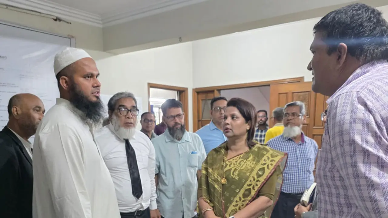 হঠাৎ দুই রাজস্ব সার্কেলে ডিসি ফরিদা, শুনলেন সেবা প্রত্যাশীদের অভিযোগ