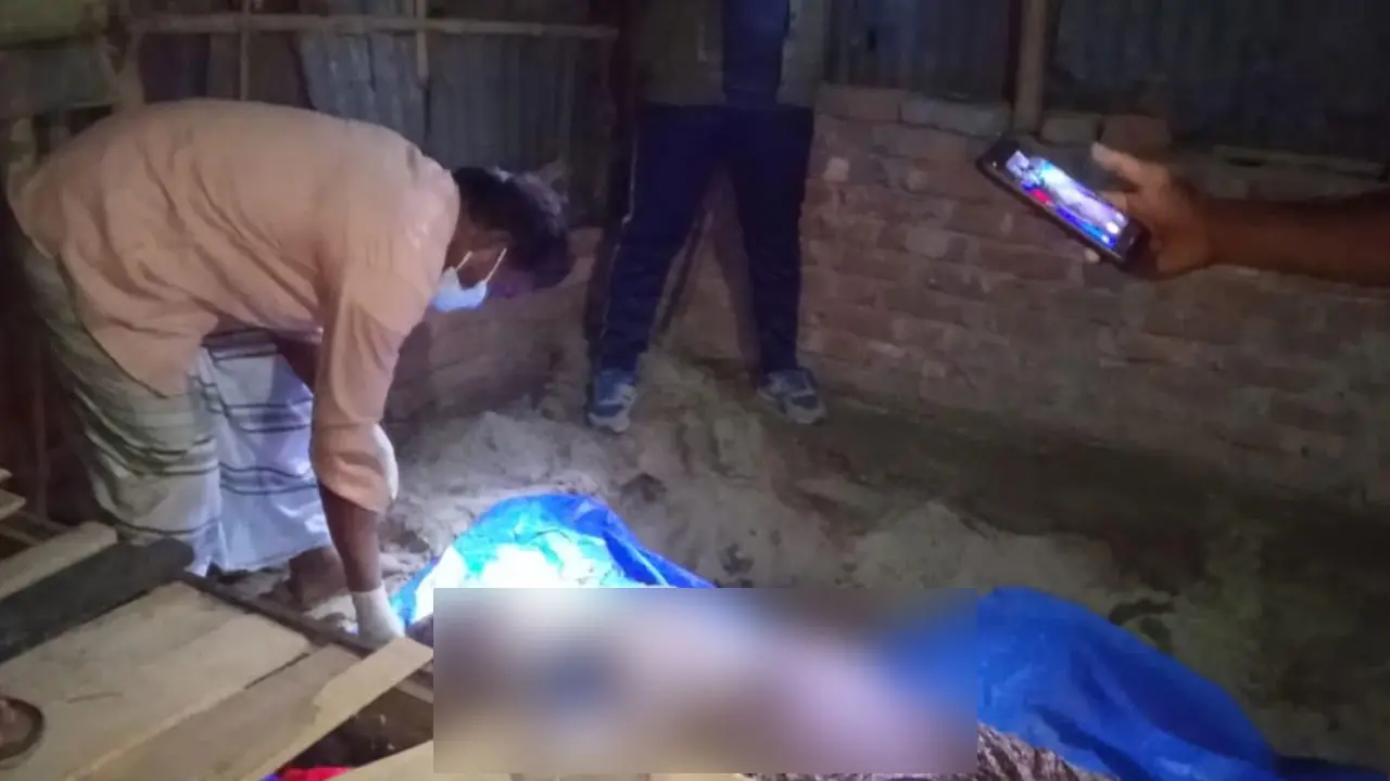 ঘরের মেঝে খুঁড়ে বের হলো মায়ের মরদেহ, ছেলে পলাতক