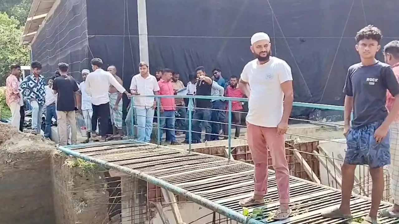 নির্মাণকাজ চলাকালে পাহাড় ধসে চাপা পড়ে প্রাণ গেল দুই শ্রমিকের