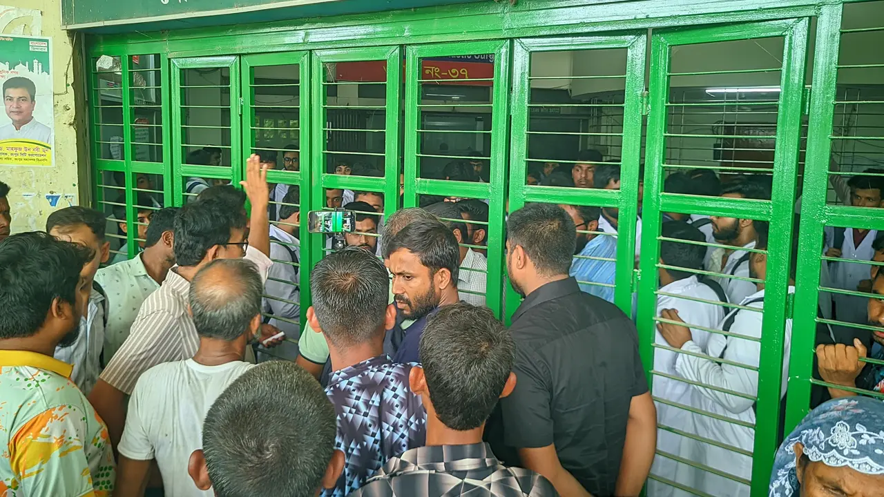 মরদেহ আটকে রাখার অভিযোগে স্বজনদের মহাসড়ক অবরোধ