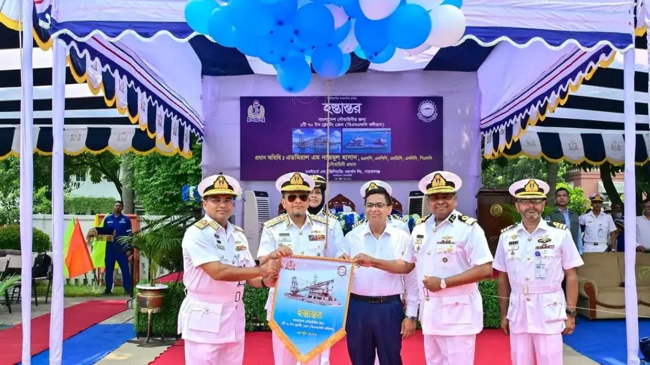 দেশীয় প্রযুক্তিতে নির্মিত ৭০ টন ক্ষমতার ভাসমান ক্রেন যুক্ত হলো নৌবহরে