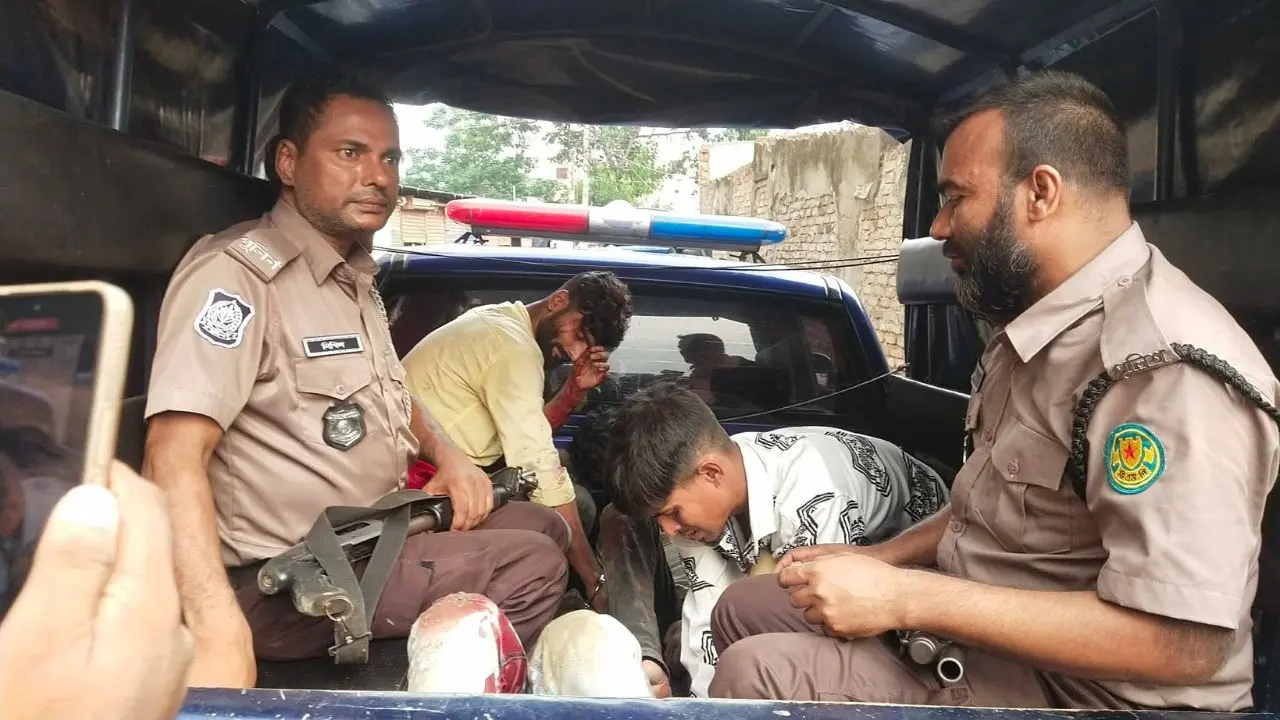 কব্জি কাটা গ্রুপের চাপাতির কোপে আহত ওসি-এসআই, পাল্টা গুলিতে আহতসহ আটক ৪