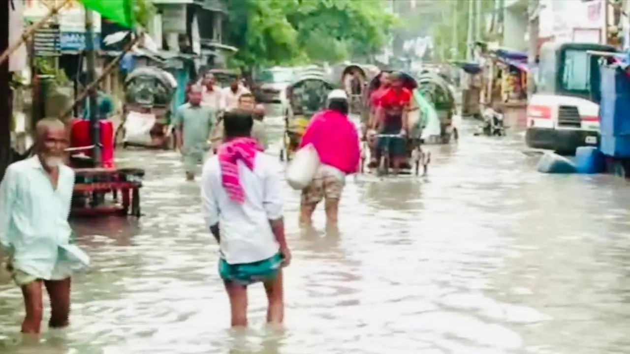 আধা ঘণ্টার বৃষ্টিতেই ডুবল চট্টগ্রাম, ভোগান্তিতে নগরবাসী