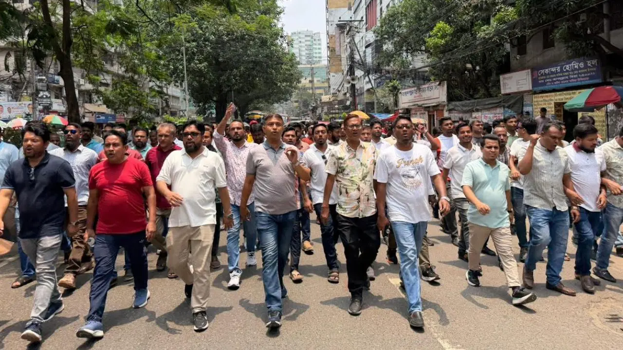 আওয়ামী লীগের নৈরাজ্যের প্রতিবাদে রাজধানীতে স্বেচ্ছাসেবক দলের মিছিল