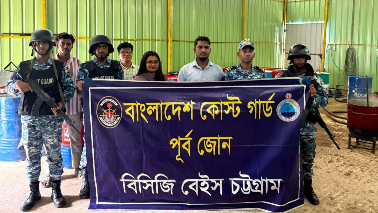 চট্টগ্রামে যৌথ অভিযানে ভেজাল লুব অয়েলসহ কাঁচামাল জব্দ