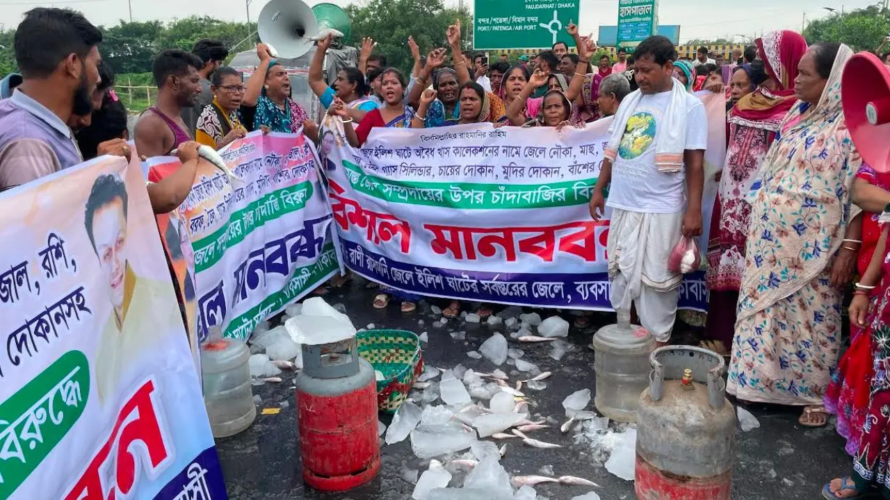চাঁদাবাজির প্রতিবাদে সড়কে মাছ-বরফ-গ্যাস সিলিন্ডার ফেলে বিক্ষোভ