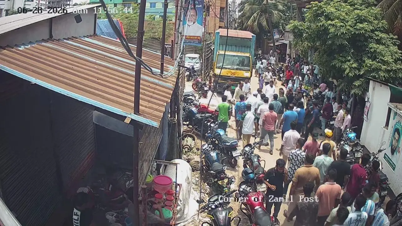 গাজীপুরে ঝুট দখলে কারখানার সামনে অস্ত্র নিয়ে মোটরসাইকেল মহড়া