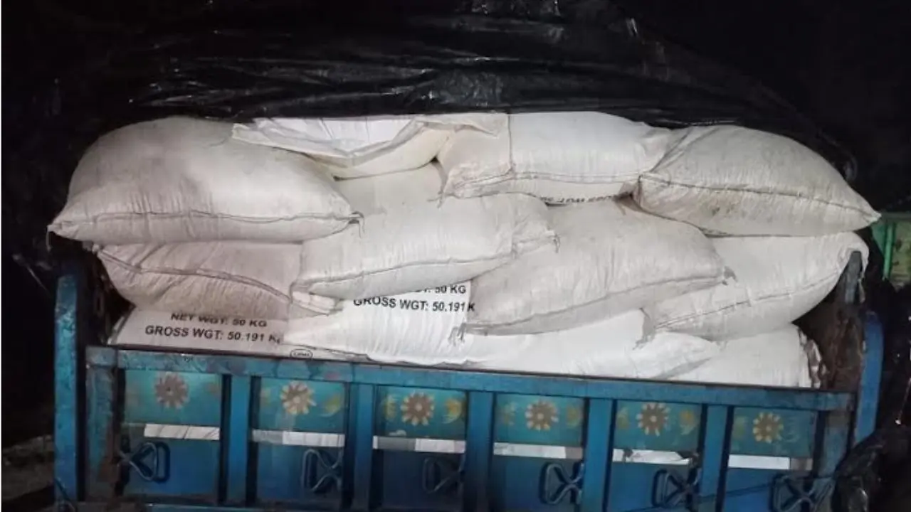 মিয়ানমারে পাচারের সময় ১০০ বস্তা ইউরিয়া জব্দ, আটক ২