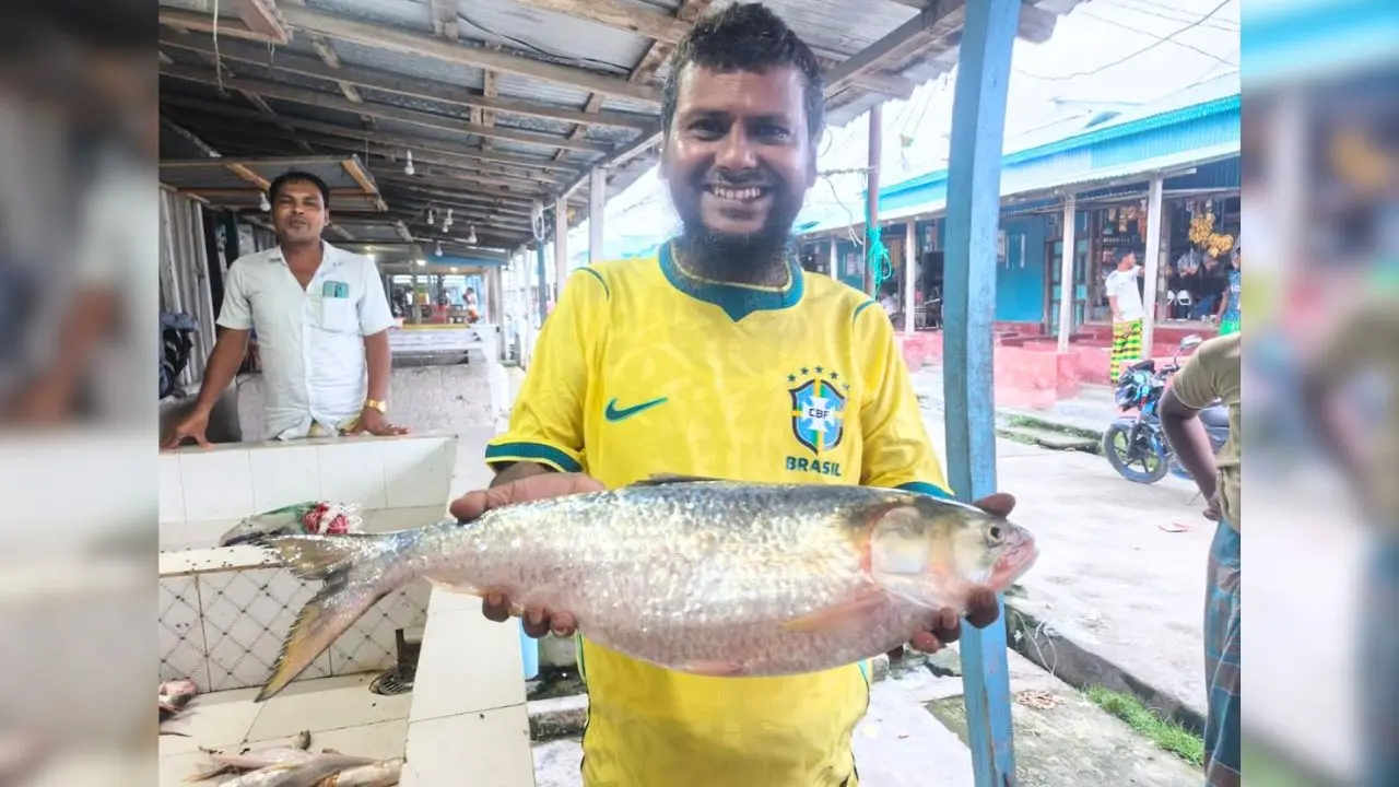 মেঘনার এক ‘রাজা ইলিশ’ বিক্রি হলো ৯ হাজার ৩০০ টাকায়