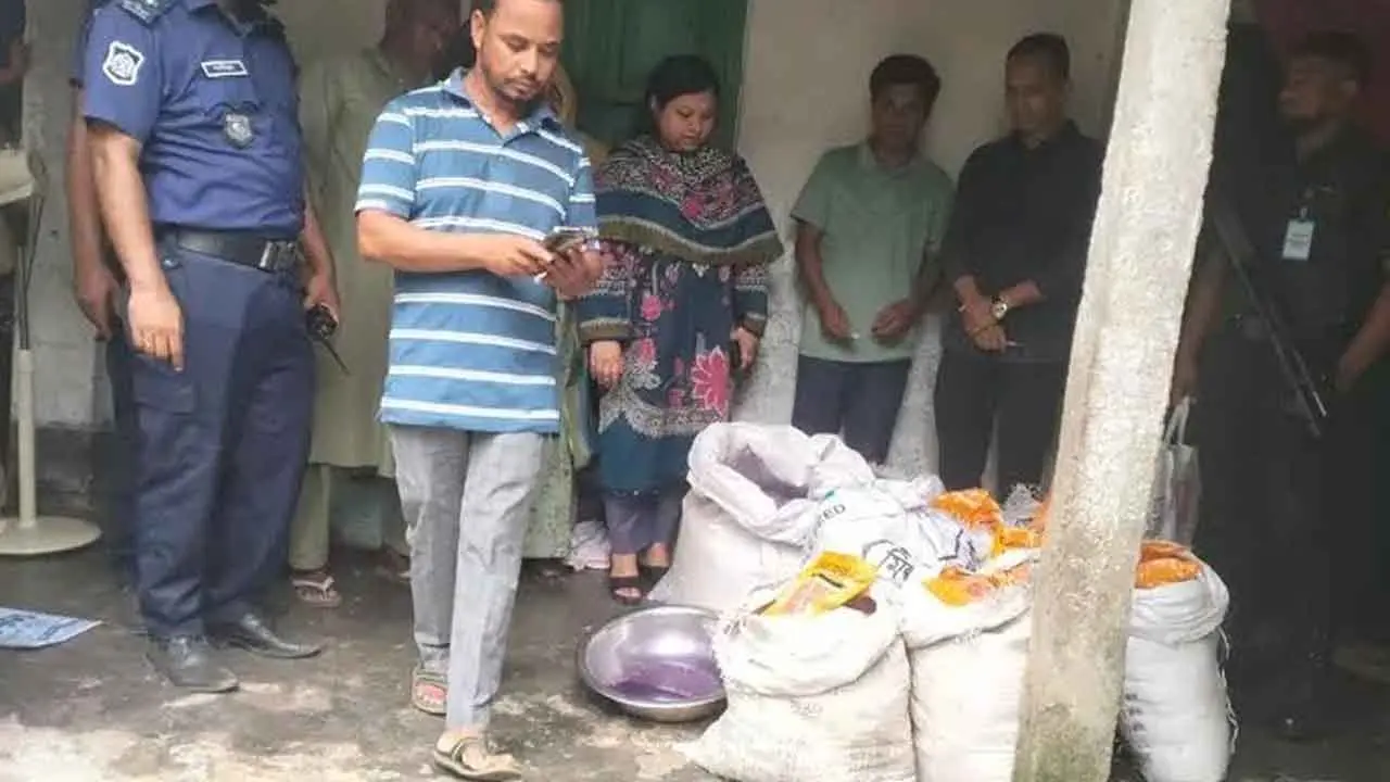 বালুর সঙ্গে রং মিশিয়ে কীটনাশক তৈরি, ৫০ হাজার টাকা জরিমানা