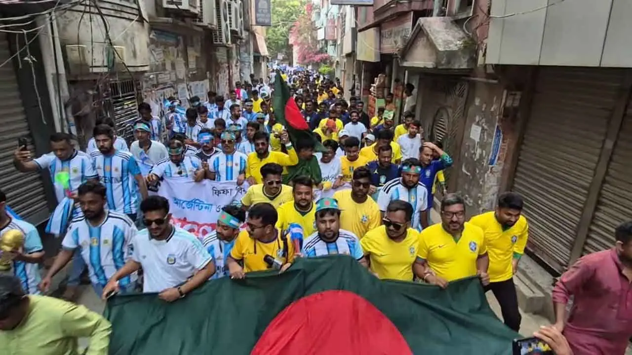 বগুড়ায় একসঙ্গে র‍্যালি করলেন ব্রাজিল-আর্জেন্টিনা সমর্থকরা
