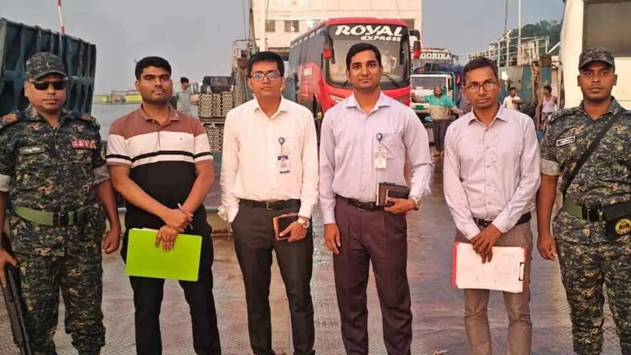 দৌলতদিয়া ঘাটে অভিযান, ফিটনেস ও সনদহীন ৫ পরিবহনকে জরিমানা