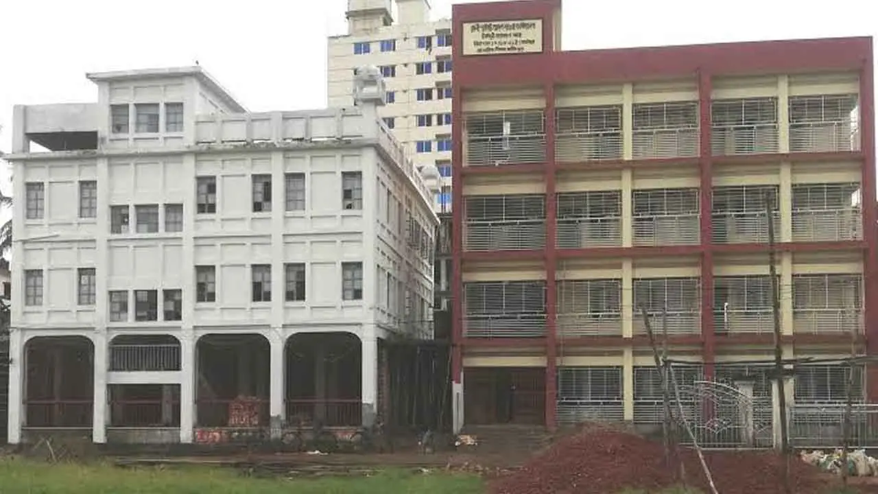গ্রিল কেটে ফেনী পাইলট স্কুলে চুরি