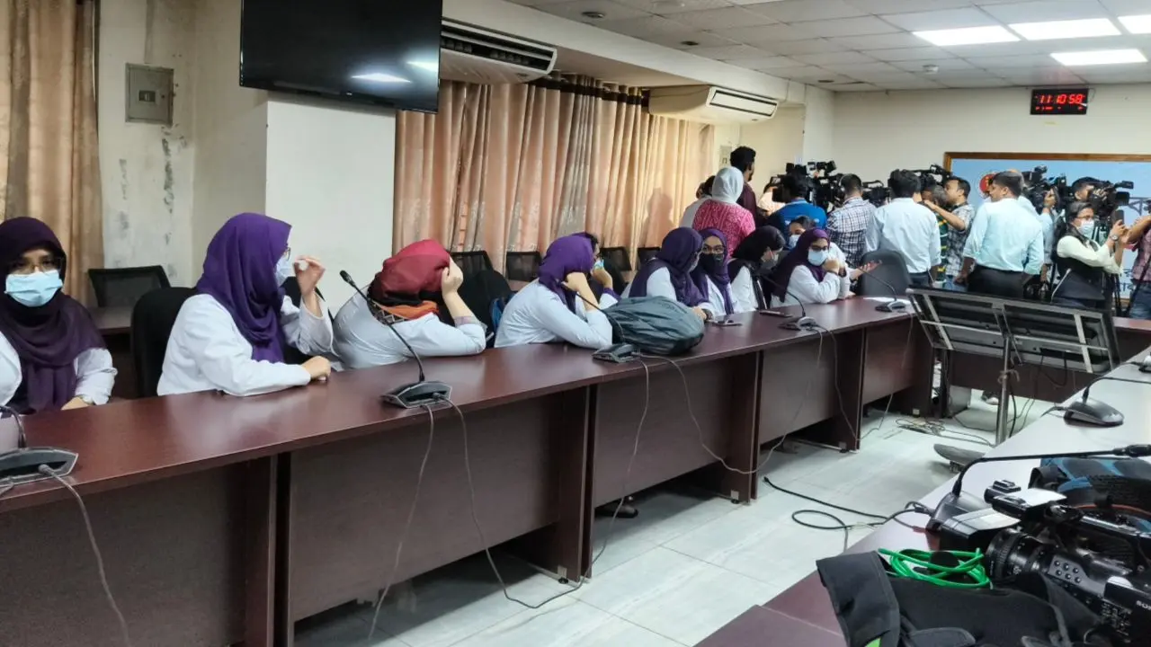 আদ্-দ্বীনের ক্লাস বন্ধ, ডিজির সাক্ষাৎ পেতে দপ্তরে দপ্তরে শিক্ষার্থীরা