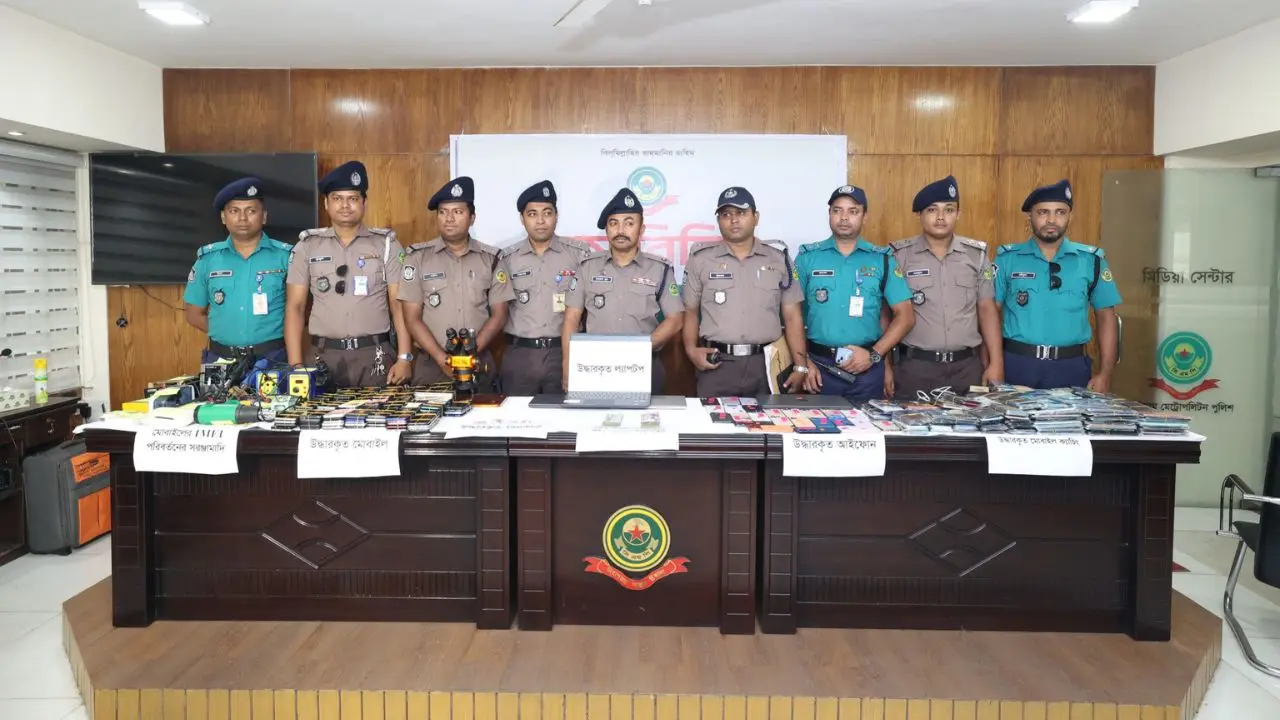 চট্টগ্রামে ডাকাতি-ছিনতাইয়ের ১৫৭ মোবাইল উদ্ধার, চক্রের ৫ সদস্য গ্রেপ্তার