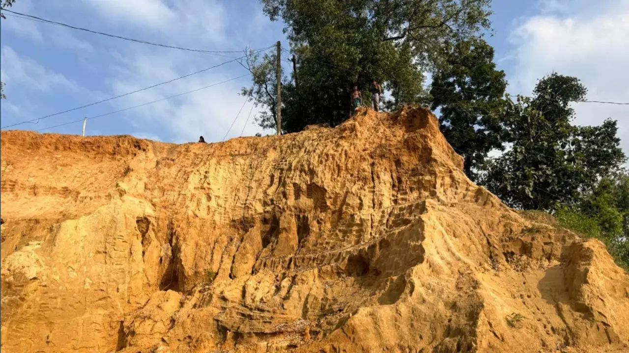 চট্টগ্রামে মাটি কাটতে গিয়ে টিলার স্তূপে চাপা পড়ে কিশোরের মৃত্যু