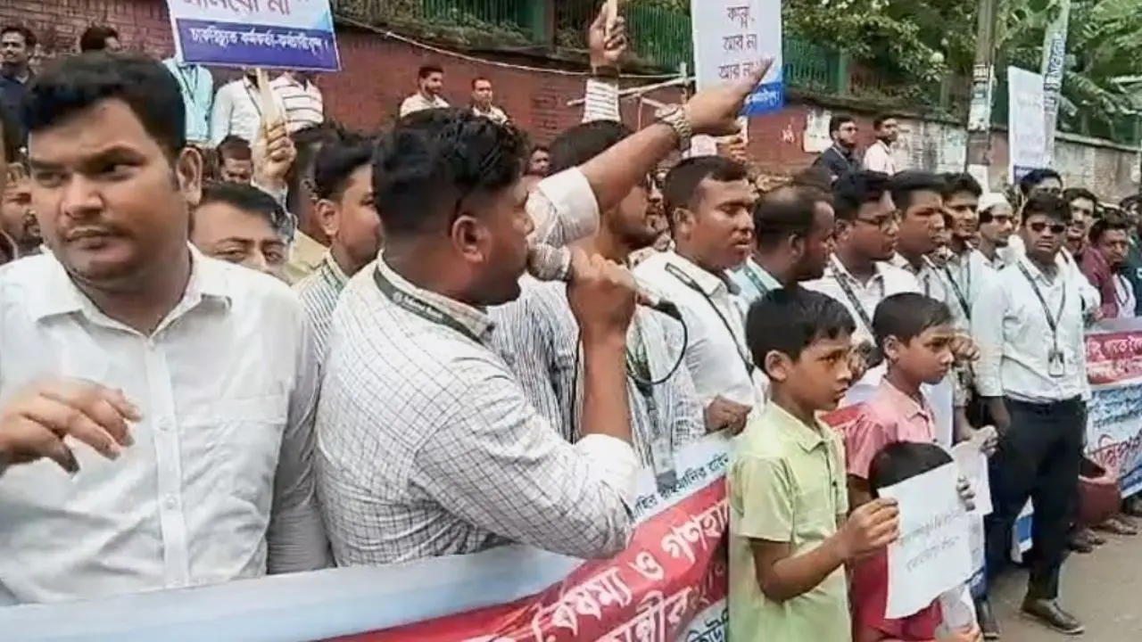 ১০ দফা দাবিতে চট্টগ্রামে ৫ ব্যাংকের চাকরিচ্যুতদের মানববন্ধন