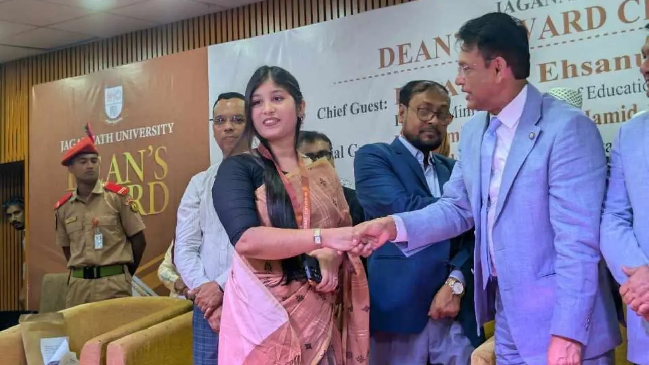 জবিতে প্রথমবারের মতো ডিনস অ্যাওয়ার্ড পেল ১০৪ শিক্ষার্থী