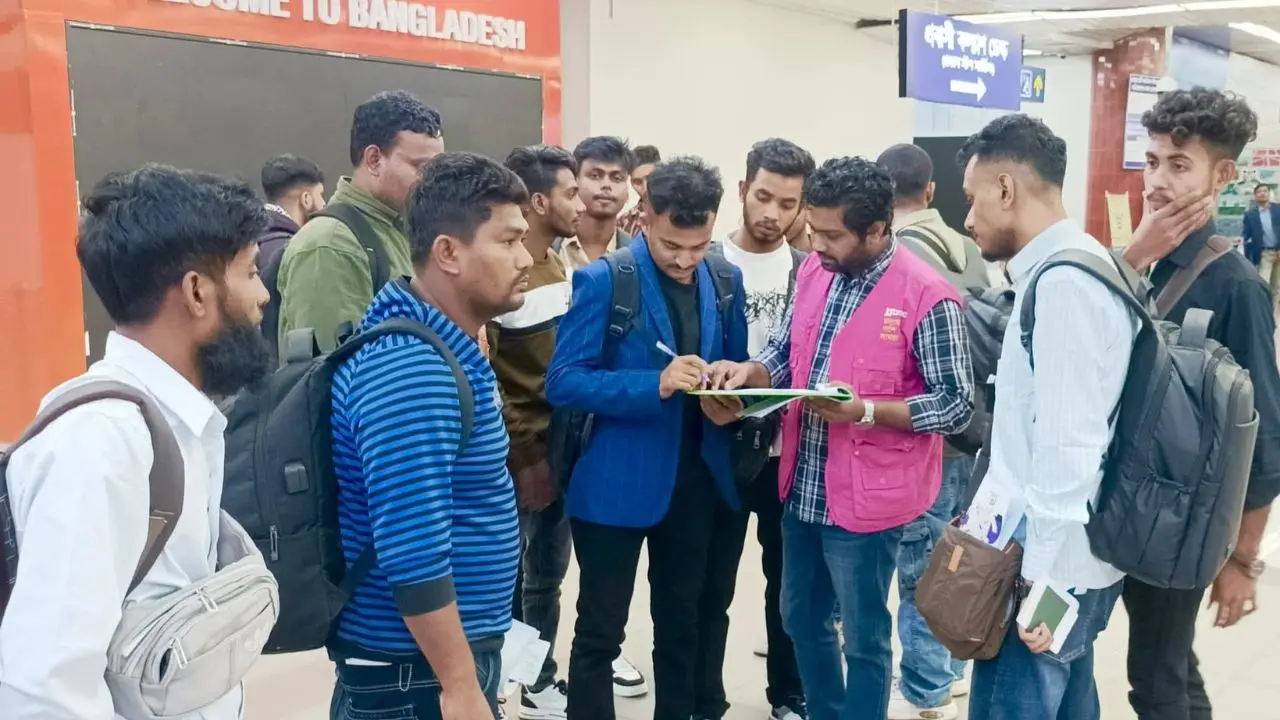দেশে ফিরেছেন কম্বোডিয়ায় স্ক্যাম কম্পাউন্ড থেকে উদ্ধার আরও ৫৪ বাংলাদেশি