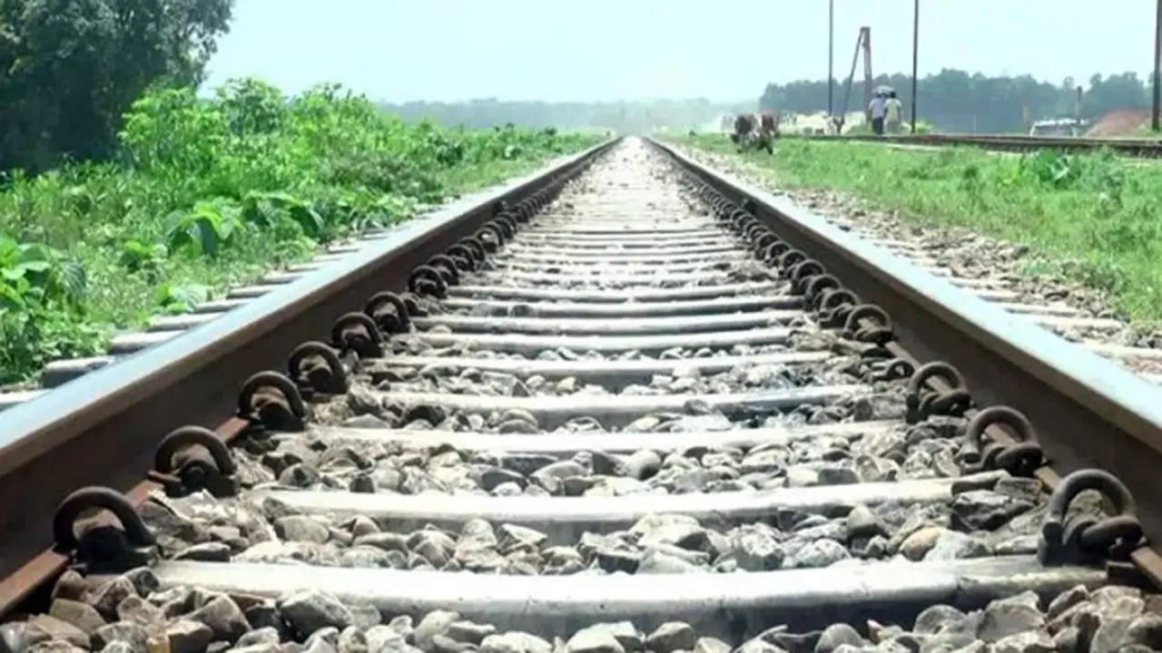 সাতকানিয়ায় চলন্ত ট্রেনের ধাক্কায় কিশোরের মৃত্যু