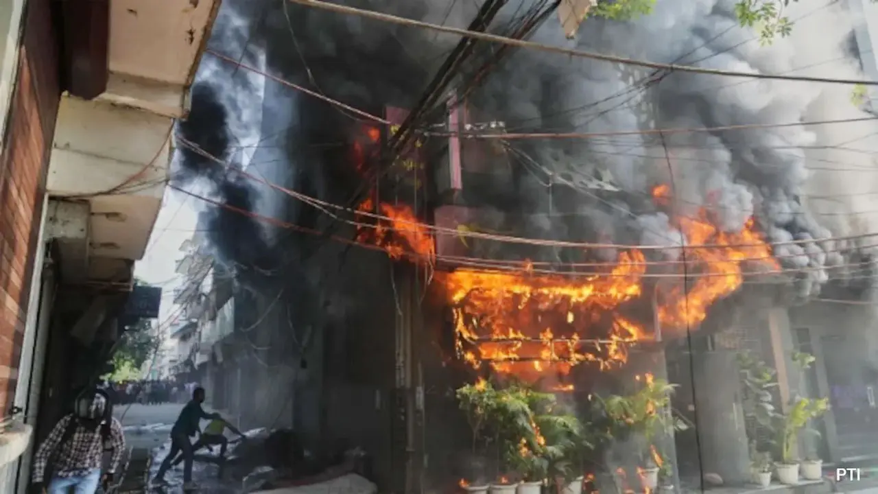 নয়াদিল্লির রেস্তোরাঁয় অগ্নিকাণ্ডে ২১ জন নিহত