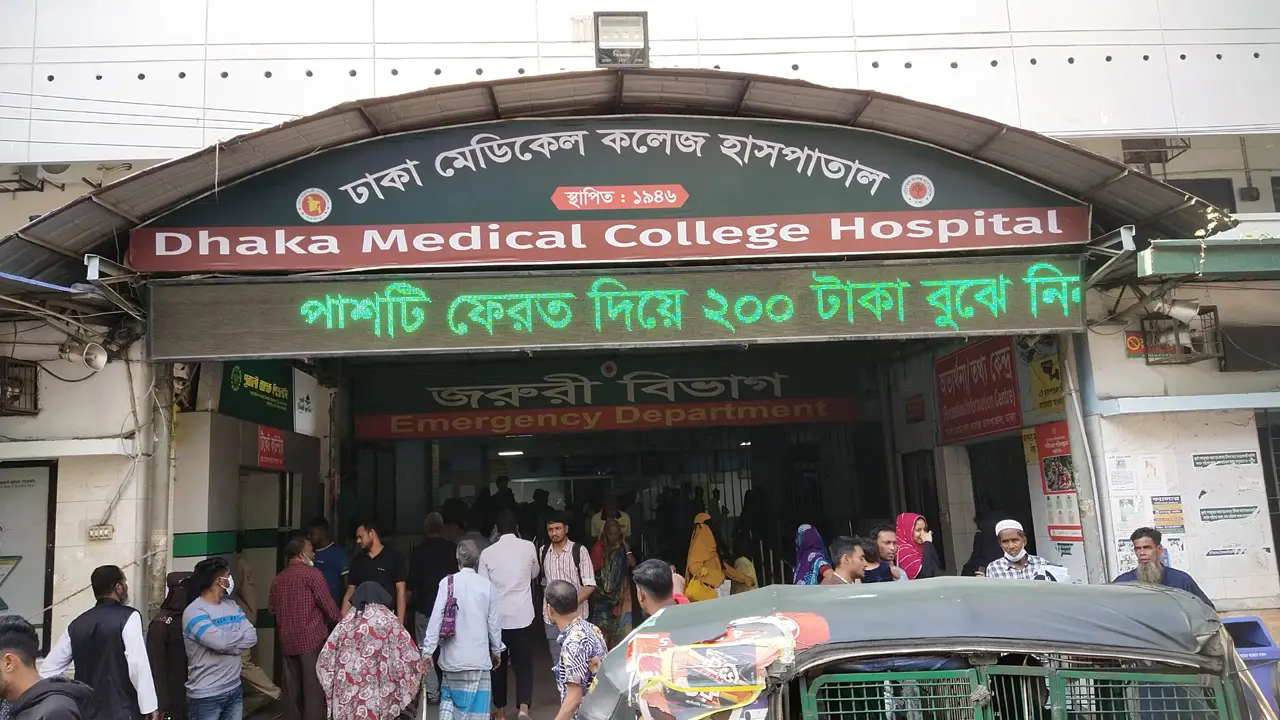 ৬ দাবিতে ঢামেকে ইন্টার্ন চিকিৎসকদের কর্মবিরতি