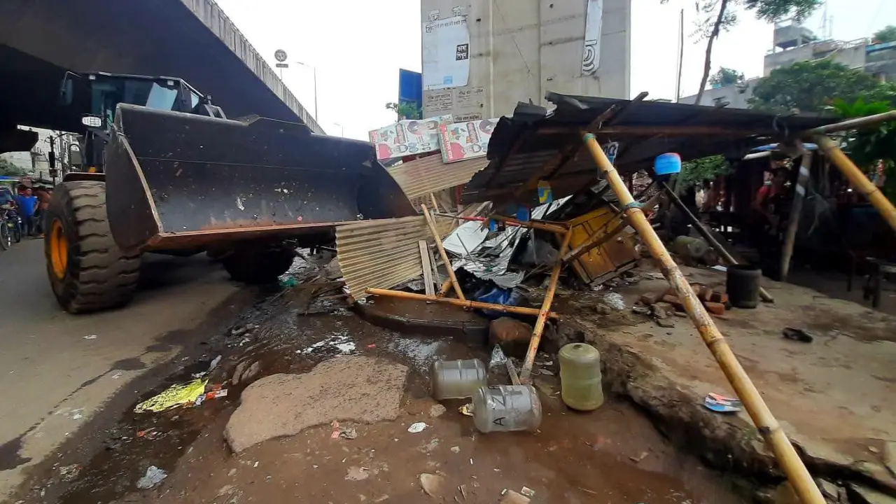 গোলাপবাগ থেকে সায়েদাবাদ পর্যন্ত অবৈধ স্থাপনা উচ্ছেদ করলো ডিএসসিসি