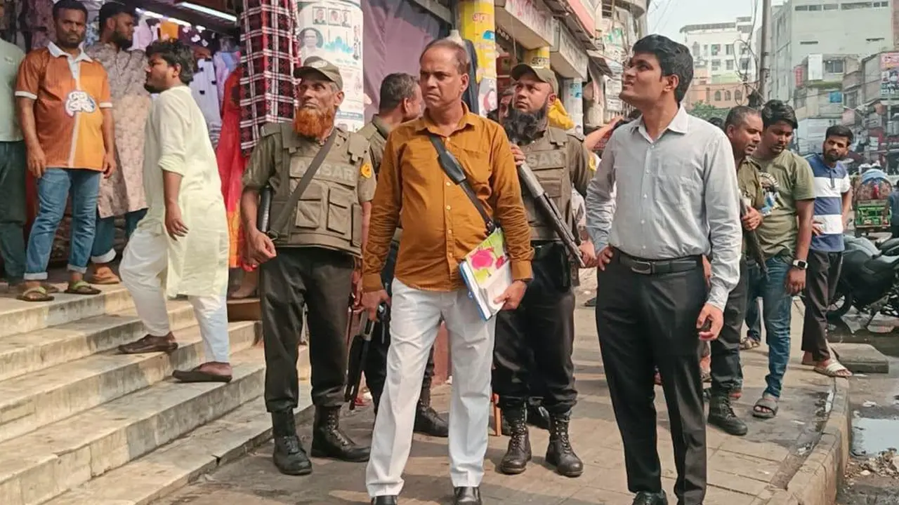 ফুটপাত দখলমুক্ত করতে ডিএসসিসির অভিযান, জরিমানা আদায়
