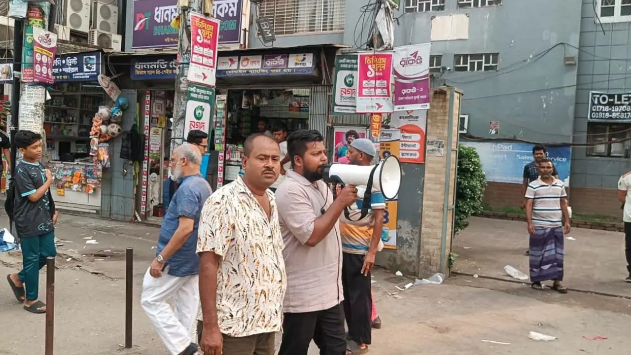 ধানমন্ডিতে ফুটপাত দখলমুক্ত করতে ডিএসসিসির অভিযানের আগে মাইকিং