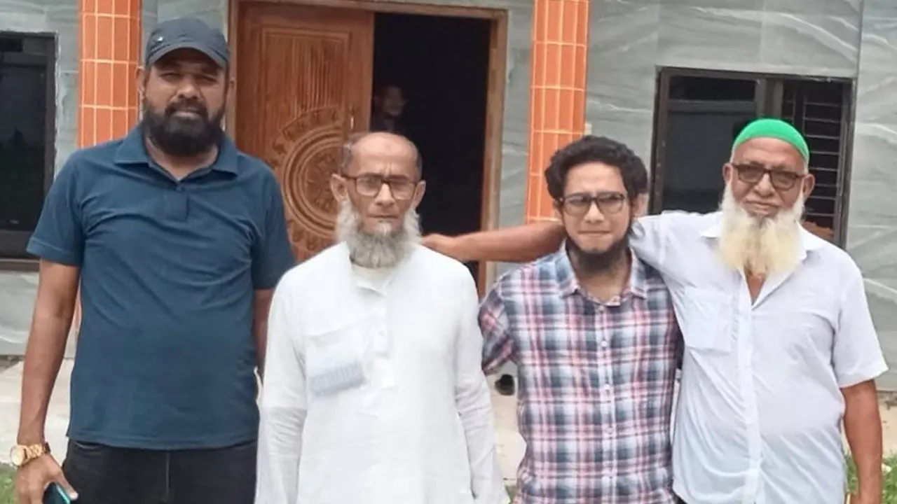 হারিয়ে যাওয়ার দীর্ঘ ৫৮ বছর পর পরিবারের কাছে দুলাল
