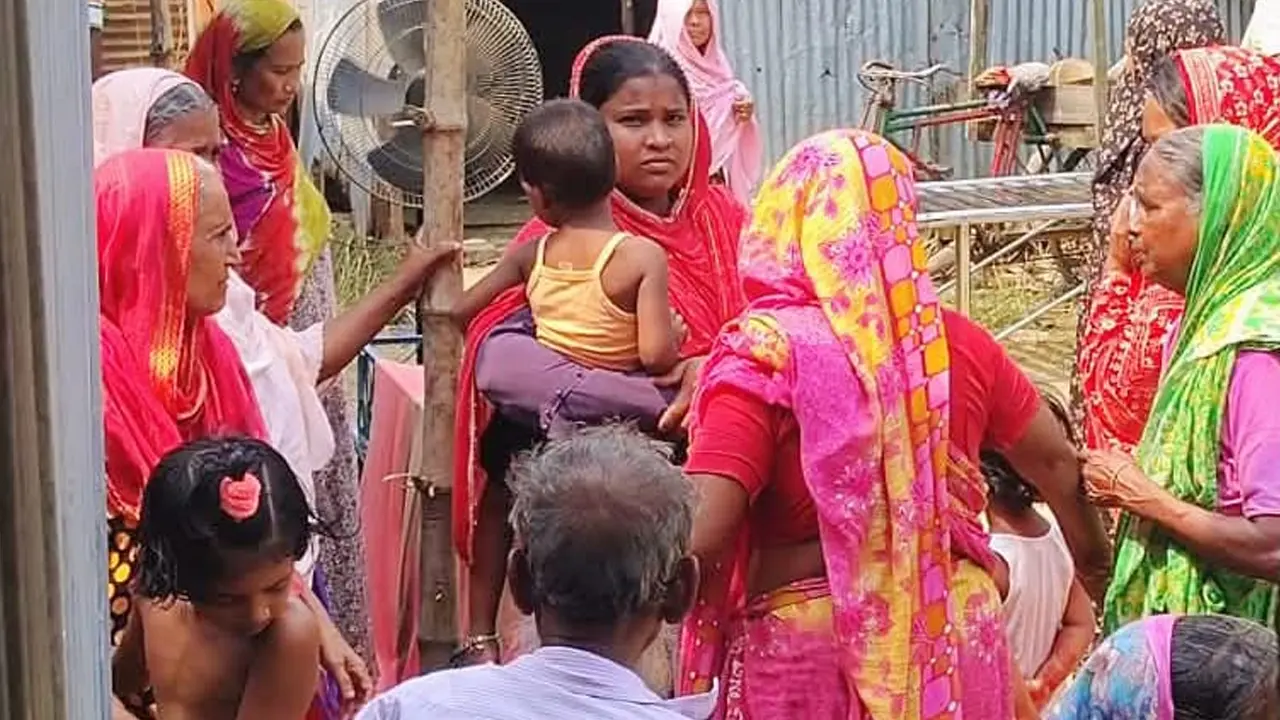 ছেলেকে বাঁচাতে গিয়ে বিদ্যুতায়িত হয়ে প্রাণ গেল মায়ের