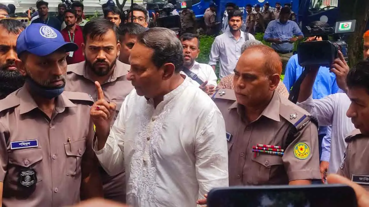 ‘হাত ধরবেন না’- এজলাসে তোলার সময় পুলিশকে ইনু