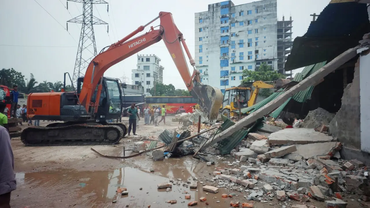 ময়মনসিংহে গুঁড়িয়ে দেওয়া হলো শতাধিক দোকান-অবৈধ স্থাপনা