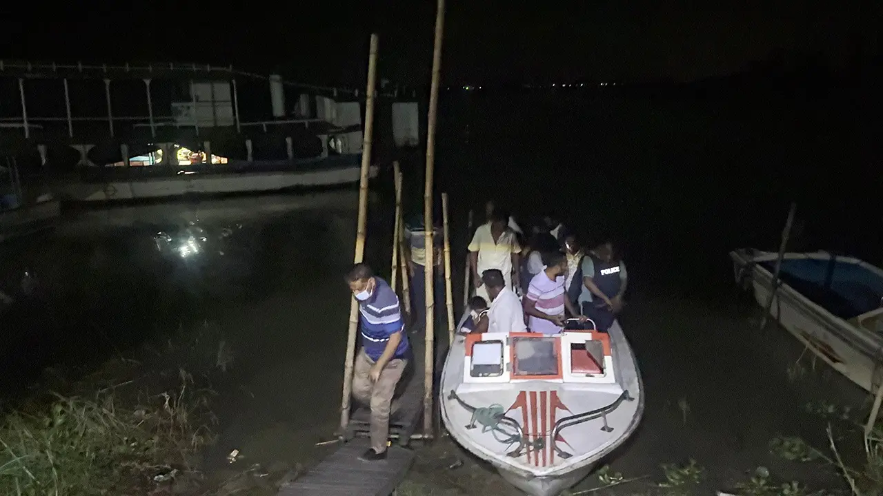 পদ্মা নদীতে স্পিডবোট আটকে ডাকাতি