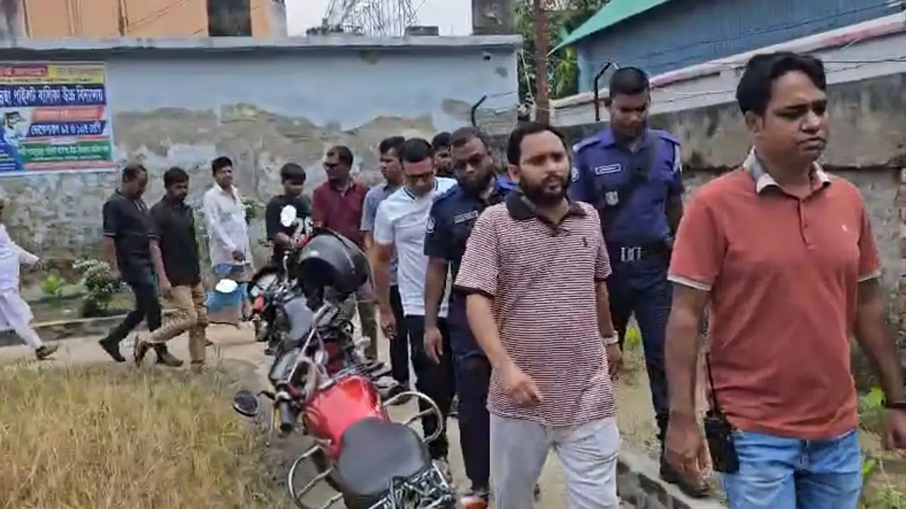 এসএসসি পরীক্ষাকেন্দ্রে এনসিপি নেতাকে পিটুনি, উদ্ধার করল পুলিশ