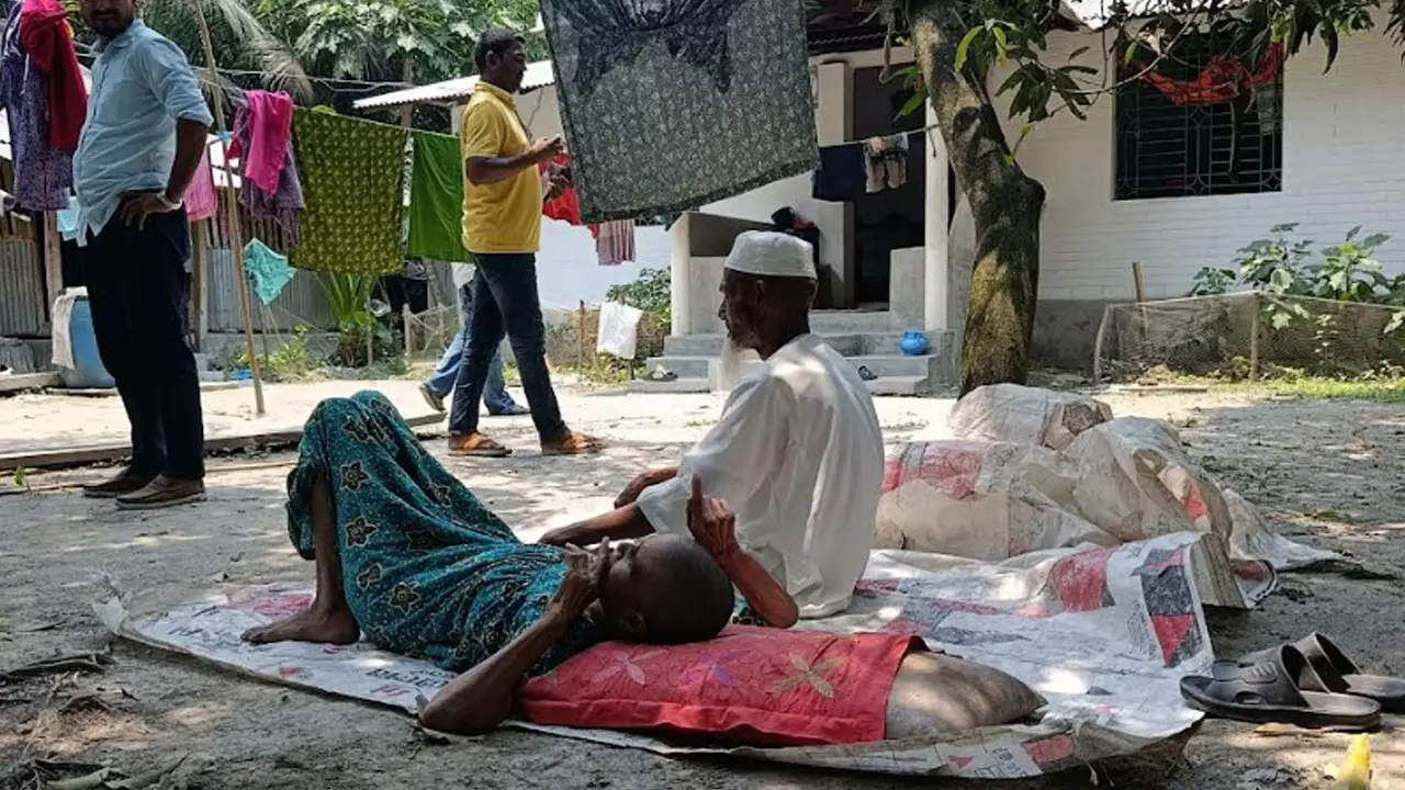 ৯ সন্তান থাকতেও গাছের নিচে বৃদ্ধ মা-বাবা, যা জানা গেল