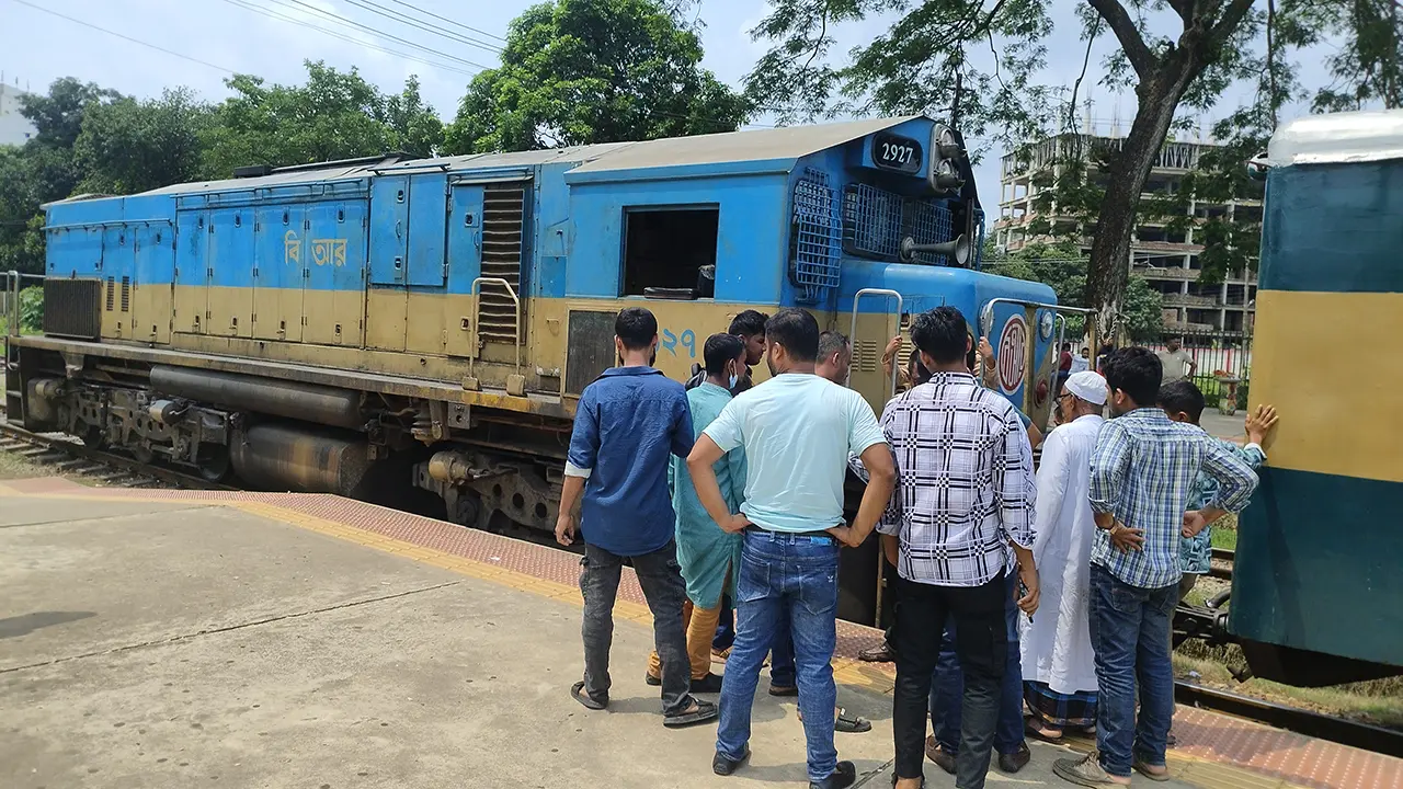 বিকল্প ইঞ্জিনে সাড়ে তিন ঘণ্টা পর ফেনী ছাড়ল মেঘনা এক্সপ্রেস