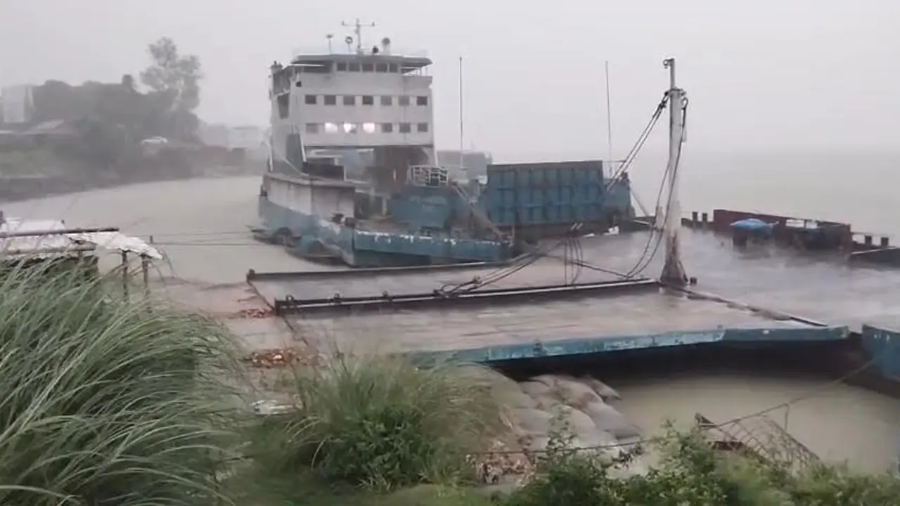 আধা ঘণ্টা পর পাটুরিয়া-দৌলতদিয়া নৌরুটে ফেরি চলাচল শুরু