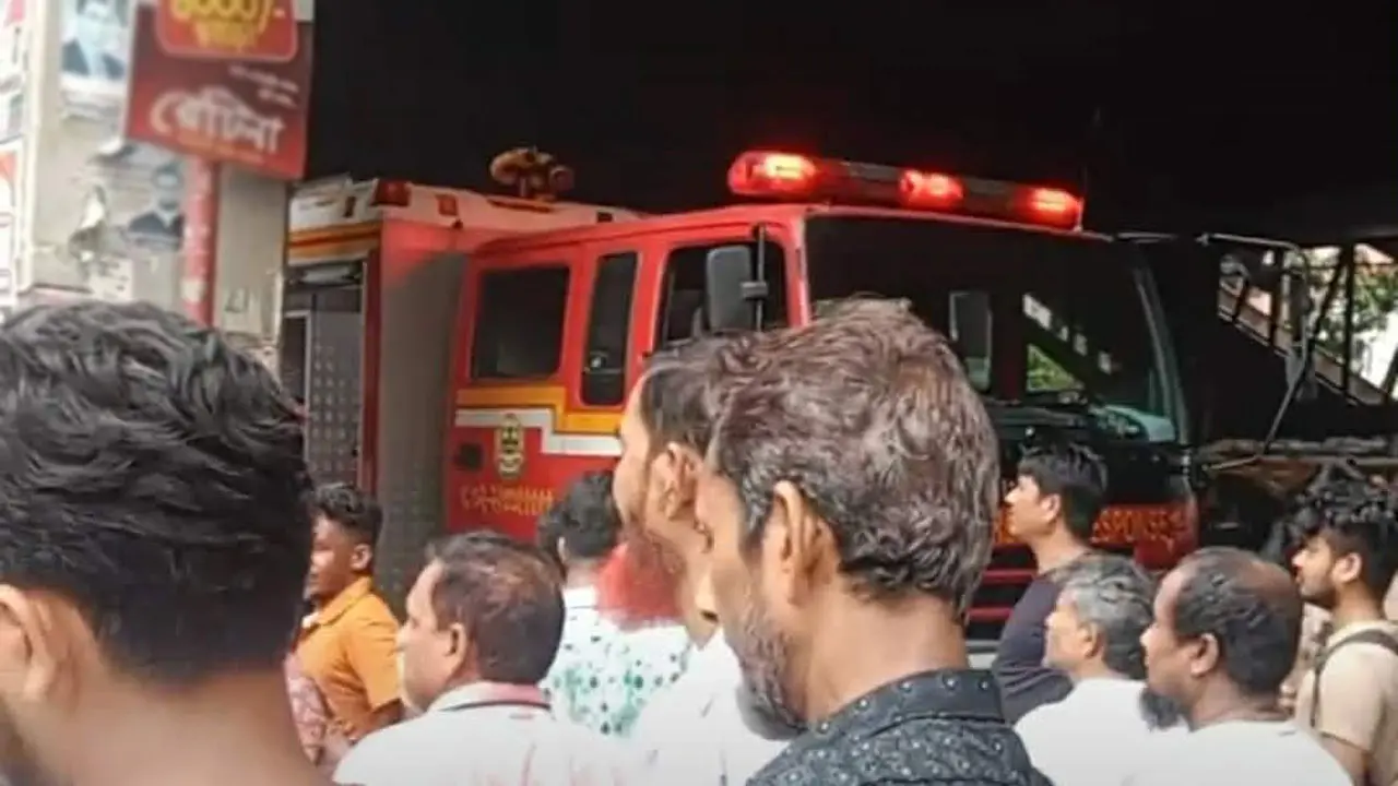 পূরবী মার্কেটের নিচ তলায় আগুন, দুই ইউনিটের চেষ্টায় নিয়ন্ত্রণ