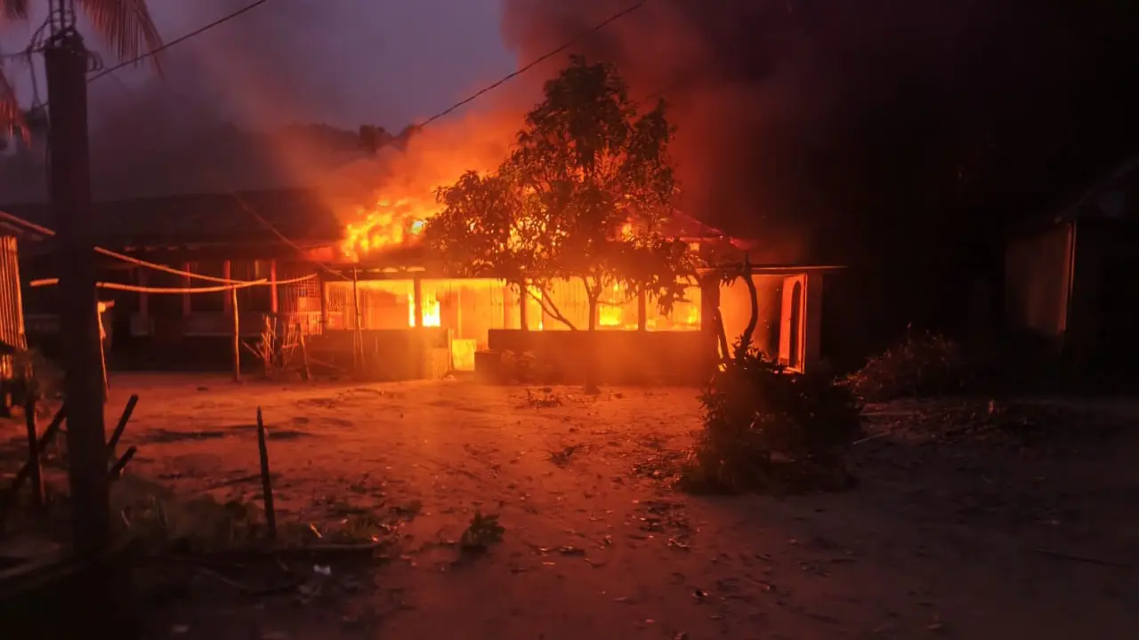 গাইবান্ধায় শিবির নেতা হত্যার ঘটনায় অভিযুক্তের বাড়িতে আগুন
