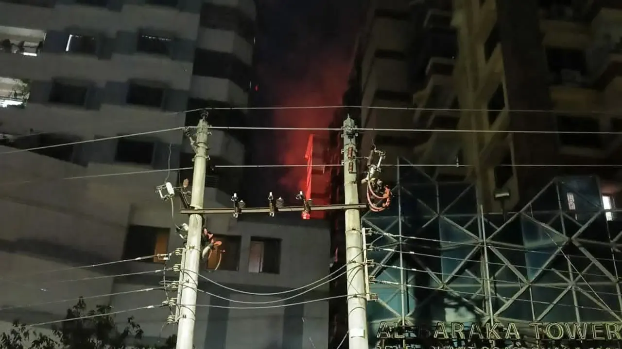 রাজধানীর কাঁটাবনে বহুতল ভবনে আগুন